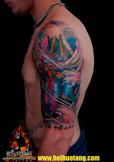 水彩超艳丽白色神龙纹身图案