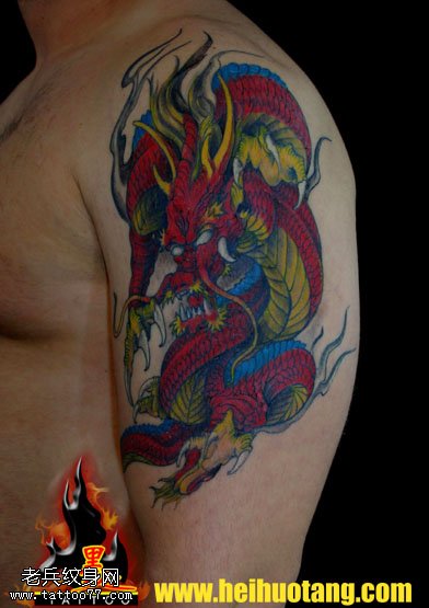 肩部漂浮赤龙纹身图案