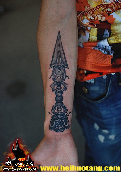 胳膊墨色简单传统金刚杵纹身图案