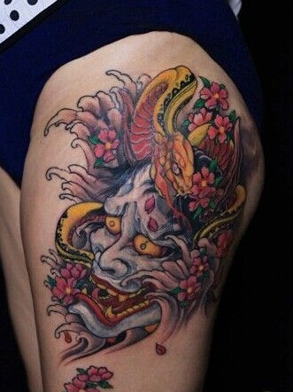 女生大腿部经典的般若纹身