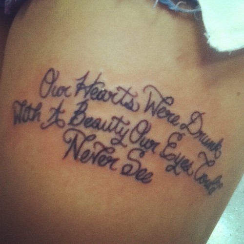 腿部个性独特的英文纹身