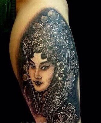 腿部漂亮经典的花旦纹身