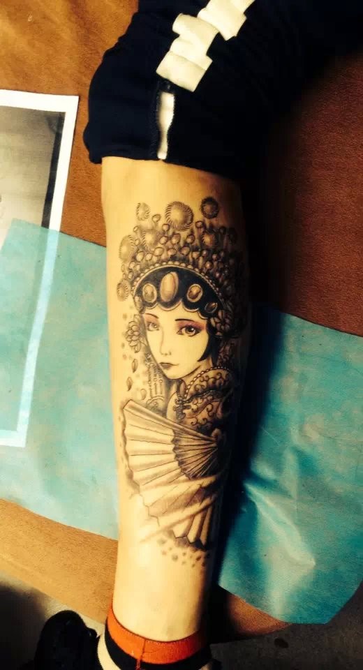 腿部漂亮的花旦纹身