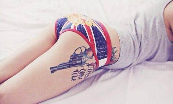 她们告诉你腿部刺青也是一种诱惑