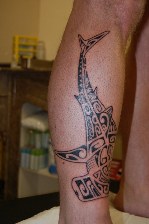 小腿部一款鲸鱼图腾纹身