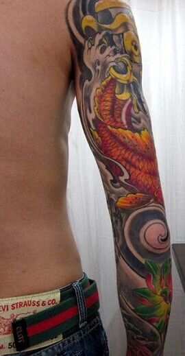 漂亮大气的鲤鱼花臂刺青