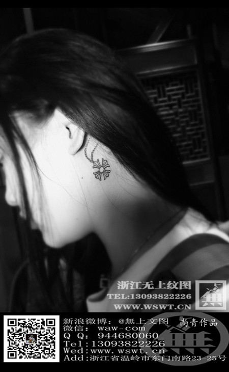 耳后幸运的四叶草纹身