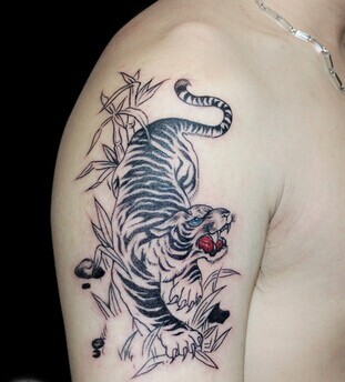 胳膊上超帅的下山虎刺青