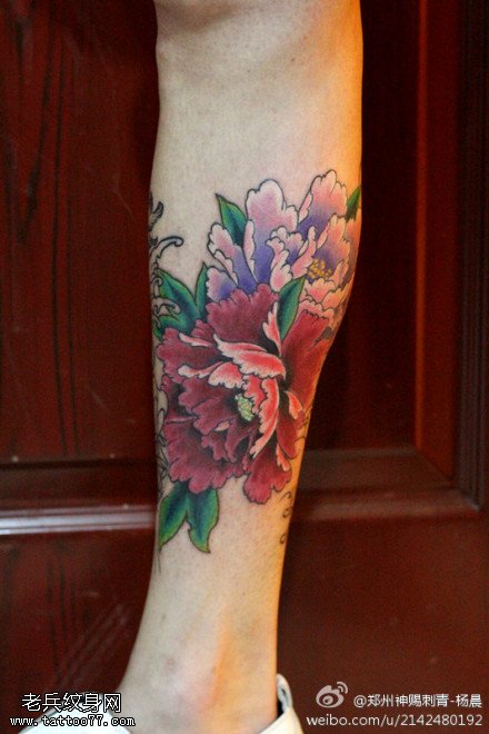 腿部彩色牡丹纹身图案