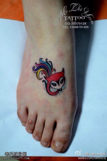 脚背彩色狐狸纹身图案