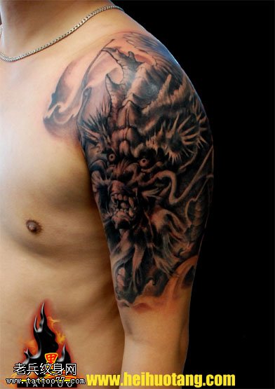肩部祥云缠绕黑龙纹身图案