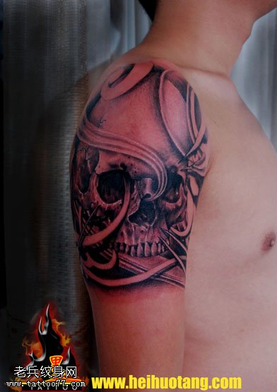 肩部赤红色鲜艳骷髅纹身图案