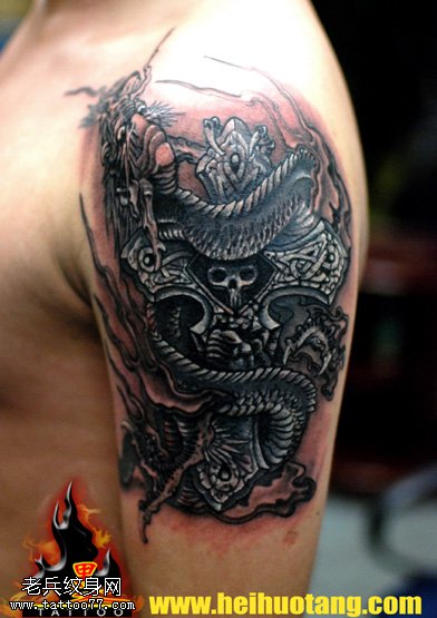 肩头飞龙十字架祥云纹身图案