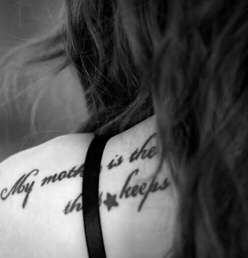 泫雅肩部性感英文刺青