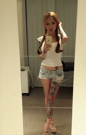 马来西亚性感的美女纹身师