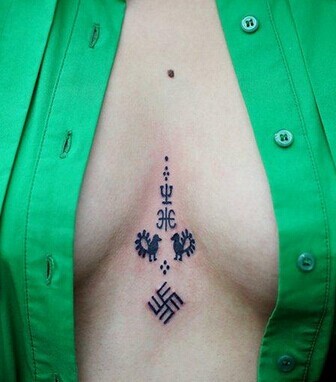 女人胸部性感的图腾纹身