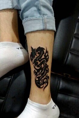 小腿时尚的龙图腾刺青
