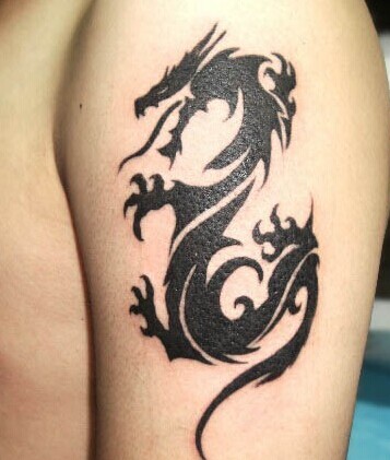 大臂帅气时尚的龙图腾刺青