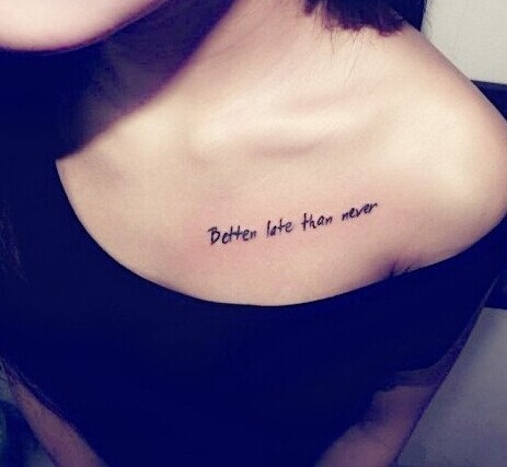 性感优雅的锁骨英文刺青