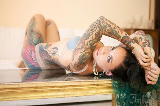 性感时尚的美女花臂纹身