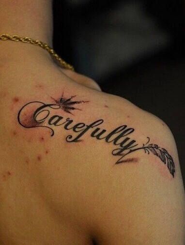 阳光男人身上的英文刺青