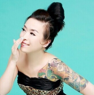 美女个性的半甲纹身