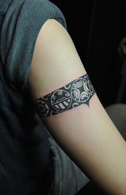 简单的手臂图腾刺青