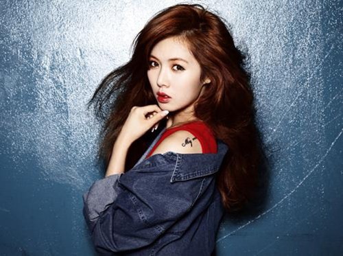 泫雅肩部性感英文刺青