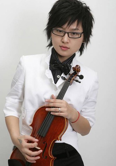 笔笔虎口时尚的翅膀刺青