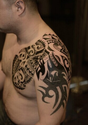 男人手臂时尚的图腾刺青