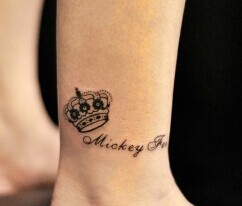 小清新脚踝皇冠图腾英文刺青