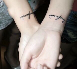 手腕漂亮的情侣英文刺青