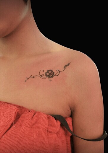 唯美性感的锁骨图腾刺青