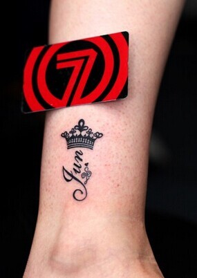 小清新脚踝皇冠图腾英文刺青