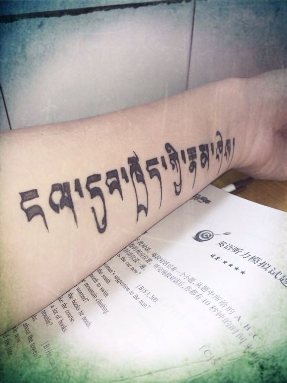 小臂上漂亮的梵文纹身
