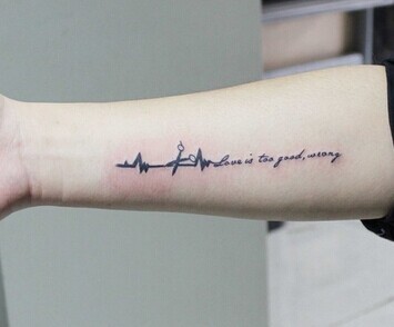 简单唯美的小臂心电图刺青