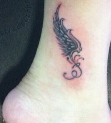 脚踝炫酷的翅膀刺青