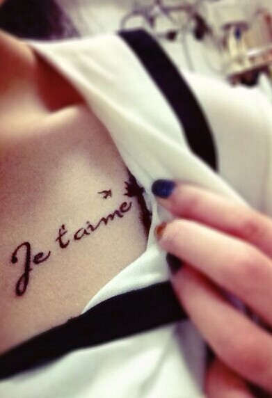 性感优雅的锁骨英文刺青