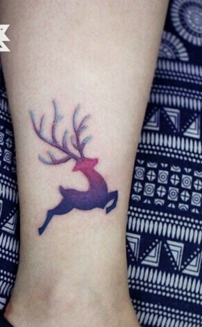 脚踝处漂亮清新的鹿纹身