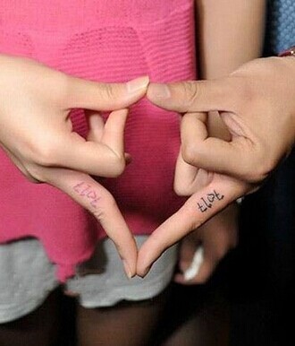 手指上漂亮的爱情烙印