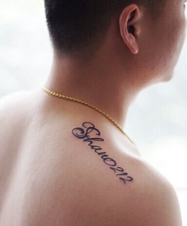 阳光男人身上的英文刺青