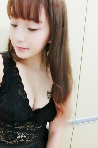 美女胸部小巧的二维码刺青