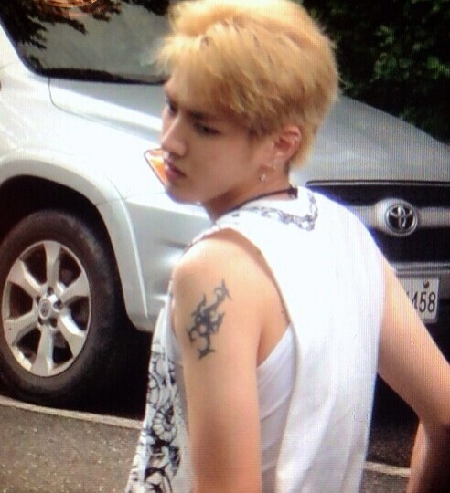 exo队员吴亦凡手臂蝎子图腾刺青