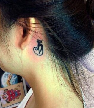 耳朵后面小巧可爱的猫纹身