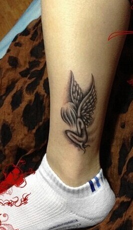 脚踝上的点缀，无意间吐露小性感