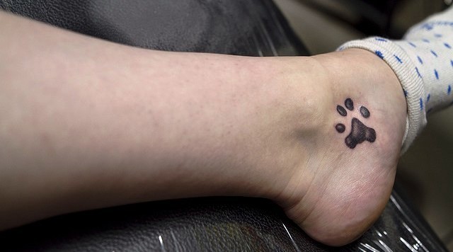 脚踝处小小的脚印纹身