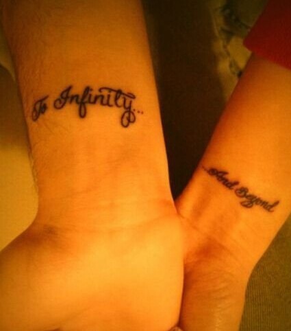 手腕漂亮的情侣英文刺青