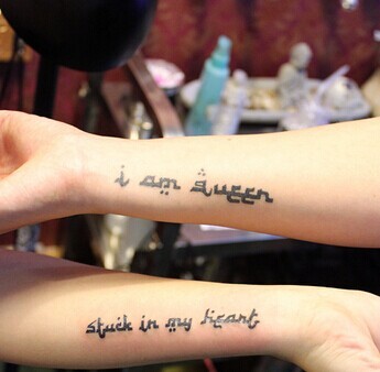 时尚清新的麒麟手臂英文刺青