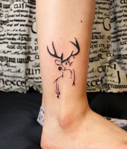 脚踝处漂亮清新的鹿纹身