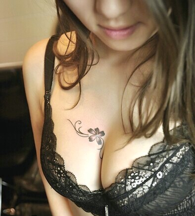 美女胸部诱人的纹身